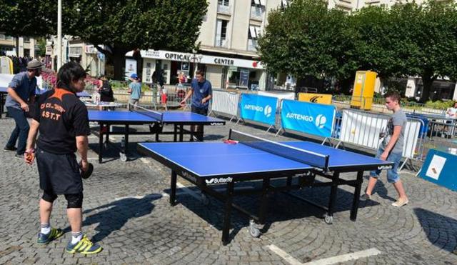 Le tennis de table avait annexé la place de la Résistance, dimanche lors de la braderie de Tours. - Le tennis de table avait annexé la place de la Résistance, dimanche lors de la braderie de Tours.